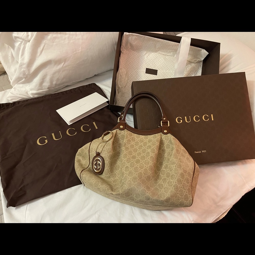 Beautiful beige GG Gucci handbag. Used with little signs of wear. (See pictures)